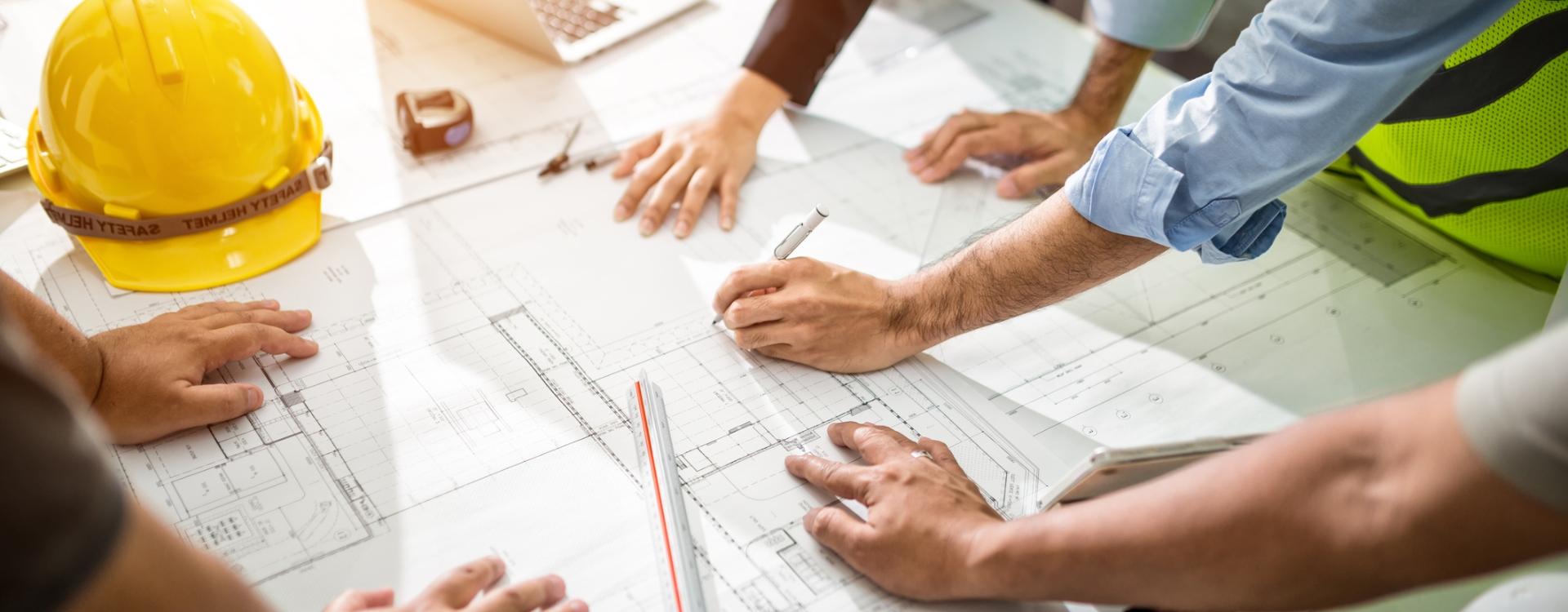 Ludzie przy planie budowy